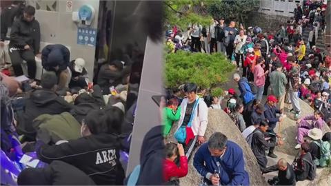 中國年輕人瘋特種兵旅遊！51連假「百人擠公廁過夜」　網怒轟：丟臉