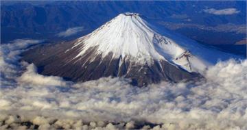 比去年早15天！富士山迎「初冠雪」入冬倒數　白雪覆蓋山頂超壯觀