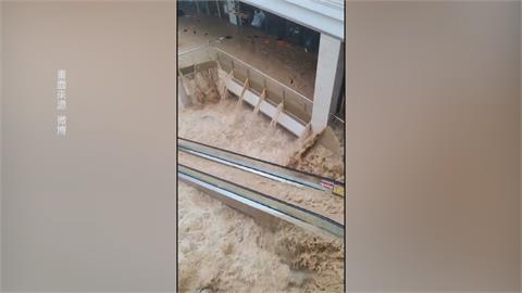 貴州30年一遇大洪水！　商場成瀑布　　「村超足球場」全被淹