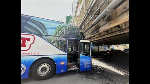 北市觀光巴士「被開罐頭」　車頂卡成功橋　排水管險砸騎士