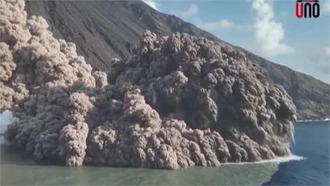 義大利火山噴發熔岩流灌入海中　遊客搭船搶看奇觀