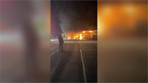 暗夜驚魂！基隆果菜市場土地公廟陷火海　攤商收工、廟方進香逃死劫