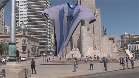 世足冠軍賽週日登場　阿根廷鄉親製「巨型梅西球衣」力挺