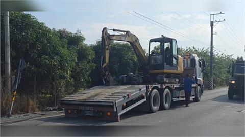 快新聞／怪手掉落砸騎士！屏東萬巒嚴重車禍　男子送醫前已無生命跡象