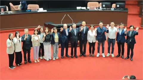 快新聞／史上最長會期結束！卓榮泰向韓國瑜、立委握手致意　議場合照畫面曝