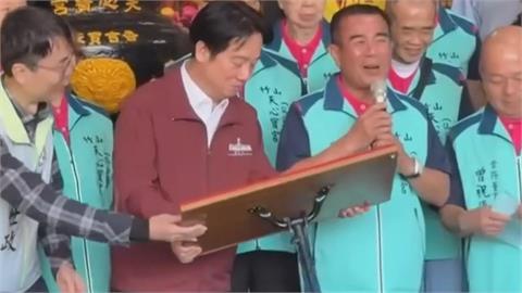 宮廟董事長太緊張忘詞　賴總統幫忙扶講台引網讚