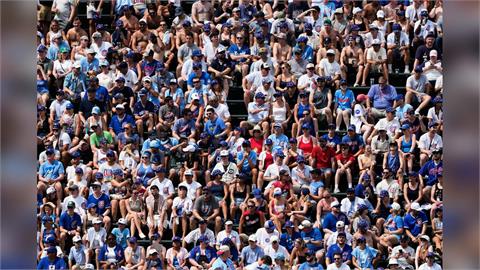 MLB(影)／年輕球迷奏國歌時不起立被巴頭提醒！到底對不對網路上引發熱議