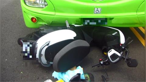 恐怖！　機車鬼切遭公車追撞　騎士險遭捲入車底