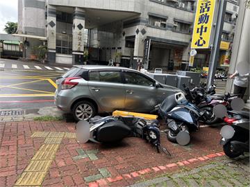 台南69歲駕駛誤踩油門　暴衝撞斷柵欄、8台機車