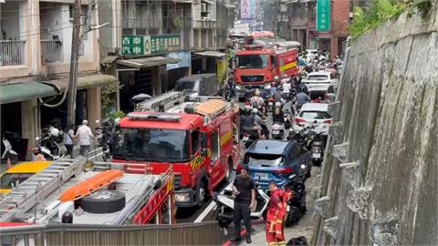 大塞車！基隆民宅竄惡火　消防水車開進窄巷救火