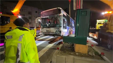 高雄客運駕駛疑精神不濟　深夜自撞分隔島