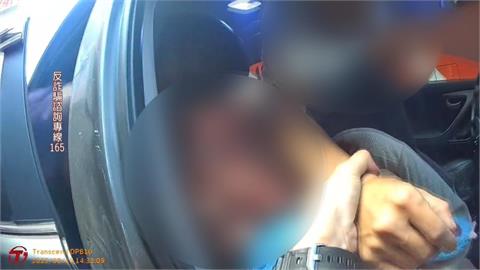 警匪追逐戰！違規鬼切遭夾擊　警跳上車踹破擋風玻璃逮人