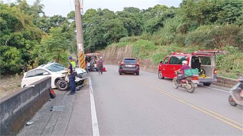 死亡車禍！轎車行經三灣大橋失控撞電桿　車頭全毀　駕駛受困傷重不治