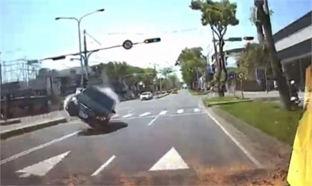 躲警追緝！　還是栽了！　假牌車自撞分隔島又撞對向車