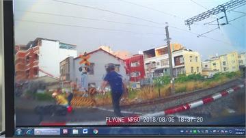 婦騎經平交道突自摔 火車到前警急救援