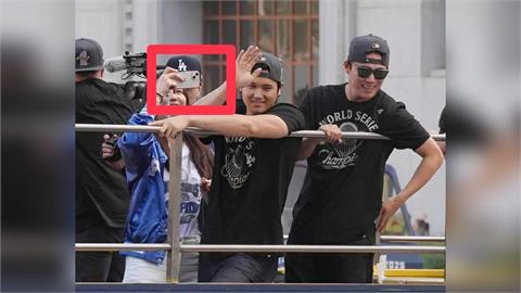 MLB/真美子有夠簡樸!老公大谷翔平每年薪水逼近億!卻還在用「這款」舊手機