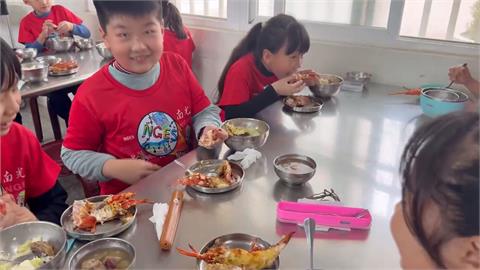 雲林四湖南光國小　校長慶祝兒童節請師生吃龍蝦大餐