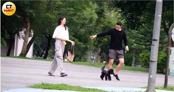 娛樂報報／林嘉綺與老公公園遛狗　甜笑互動如新婚般甜蜜
