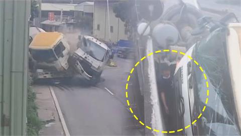 牛奶漏滿地！槽車撞水泥車猛翻180度　路人「夾縫逃生」畫面超驚險