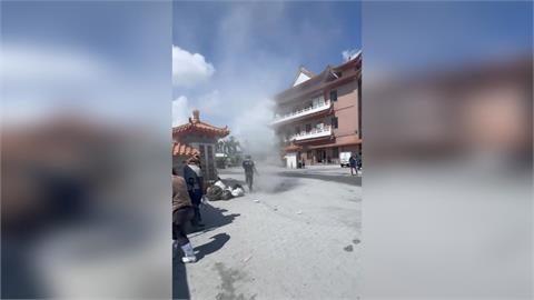 快新聞／兩層樓「龍捲風」突襲災區！志工驚呼閃避　專家揭密：這是「塵捲風」