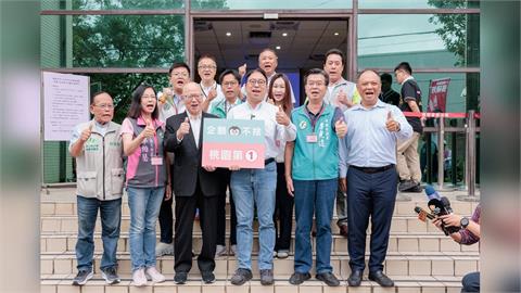 快新聞／企鵝不捨、桃園第一！黃世杰號次出爐　「這綠營傳奇」陪同抽中1號