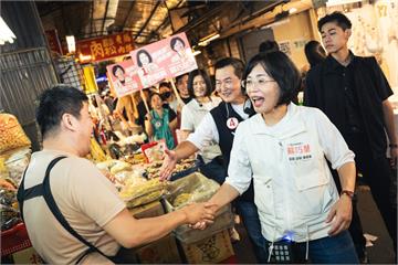 蘇巧慧第70場掃街市場　民眾嗨喊「全家都投給妳」