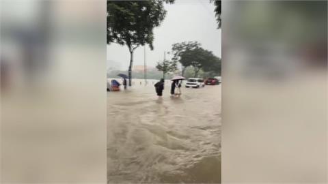 暴雨襲越南！ 寧平省水淹半層樓高 河內交通大堵塞