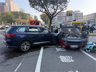 又是左轉不讓！兩車對撞「四輪朝天」 待轉區騎士衰被掃到