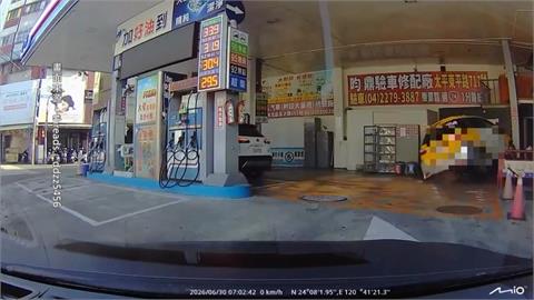 疑低血糖頭暈！小黃運將誤踩油門　撞進加油站波及４機車