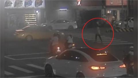 驚險！台中女子闖車陣遭撞倒地　熱心駕駛擋車通報救護車