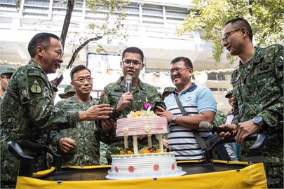 「鋼鐵傘兵」秦良丰墜地復健6年　退伍後將參與國軍醫院招聘