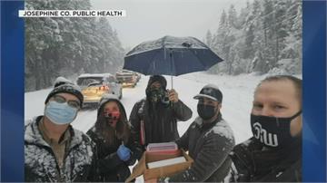 運送疫苗遇暴雪 靈機一動！美國公衛人員成立公路注射站
