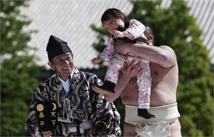 日本「哭哭相撲」！孩子發出震耳哭聲　代表未來能平安健康長大
