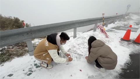 合歡山今晨飄雪花！積雪已達2公分　駕車上山需加掛雪鍊