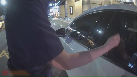 逆向違停找女友遭警攔查 意外查獲槍毒 車主當場遭逮