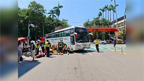 新加坡女子過馬路被台中的國光客運輾過。（圖／翻攝畫面）