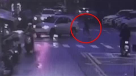 車多左轉過不去！高雄駕駛當街持刀揮舞　苦主逃命狂飆警局