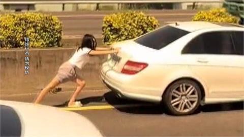 國道拋錨！女駕駛自以為「神力女超人」　下車推車險象環生