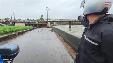 快新聞／豪雨災情！夫妻騎車遭大水沖走　女機警抱樹獲救、男失蹤