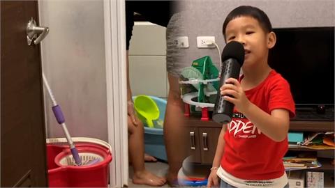 5歲弟洗澡嗨唱《愛情恰恰》吸百萬觀看　「真假音轉換自如」網：快去比賽