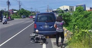 高雄老翁騎電動輪椅遭追撞　車噴飛人滑入箱型車底驚險送醫