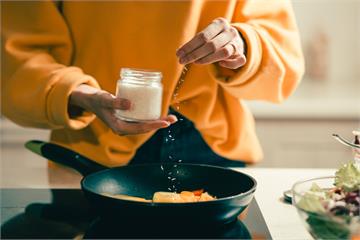大廚不說的美味祕密 炒青菜、燉肉、煎魚下鹽時機全解析