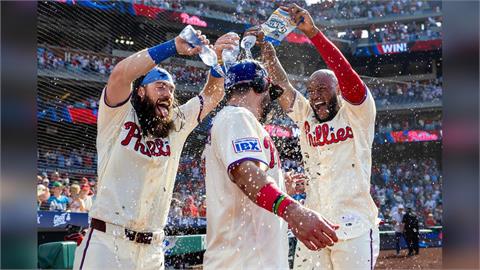 MLB(影)／洗碗伯轟出「起飛的飛機」！459英尺再見全壘打完成6分超級大逆轉