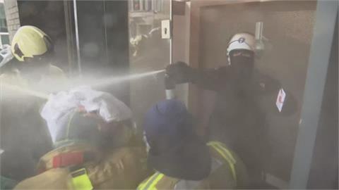 比利時醫護抗議強制接種　闖官員辦公室遭警催淚煙伺候