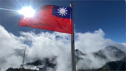 快新聞／祝賀國慶！玉山氣象站國旗飄揚　雲霧繚繞絕美山景曝光