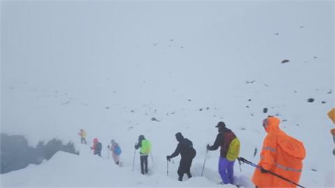 聖母峰暴風雪仍有200遊客受困　出動「犛牛」救援