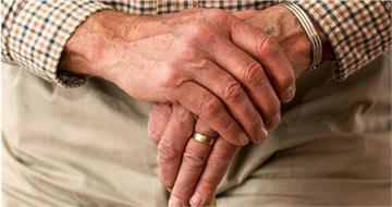 突動作變慢、走路不穩　80歲翁被診斷失智！竟是頭撞到致「這症狀」