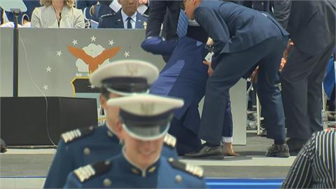 總統你累了嗎？拜登出席畢典重摔在地　白宮證實無大礙
