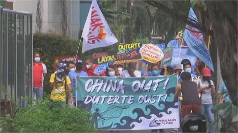 菲律賓反中示威　民眾高舉「中國滾出去」標語
