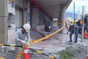 花蓮舊遠百外牆變形、鋼筋露 居民要求快拆除